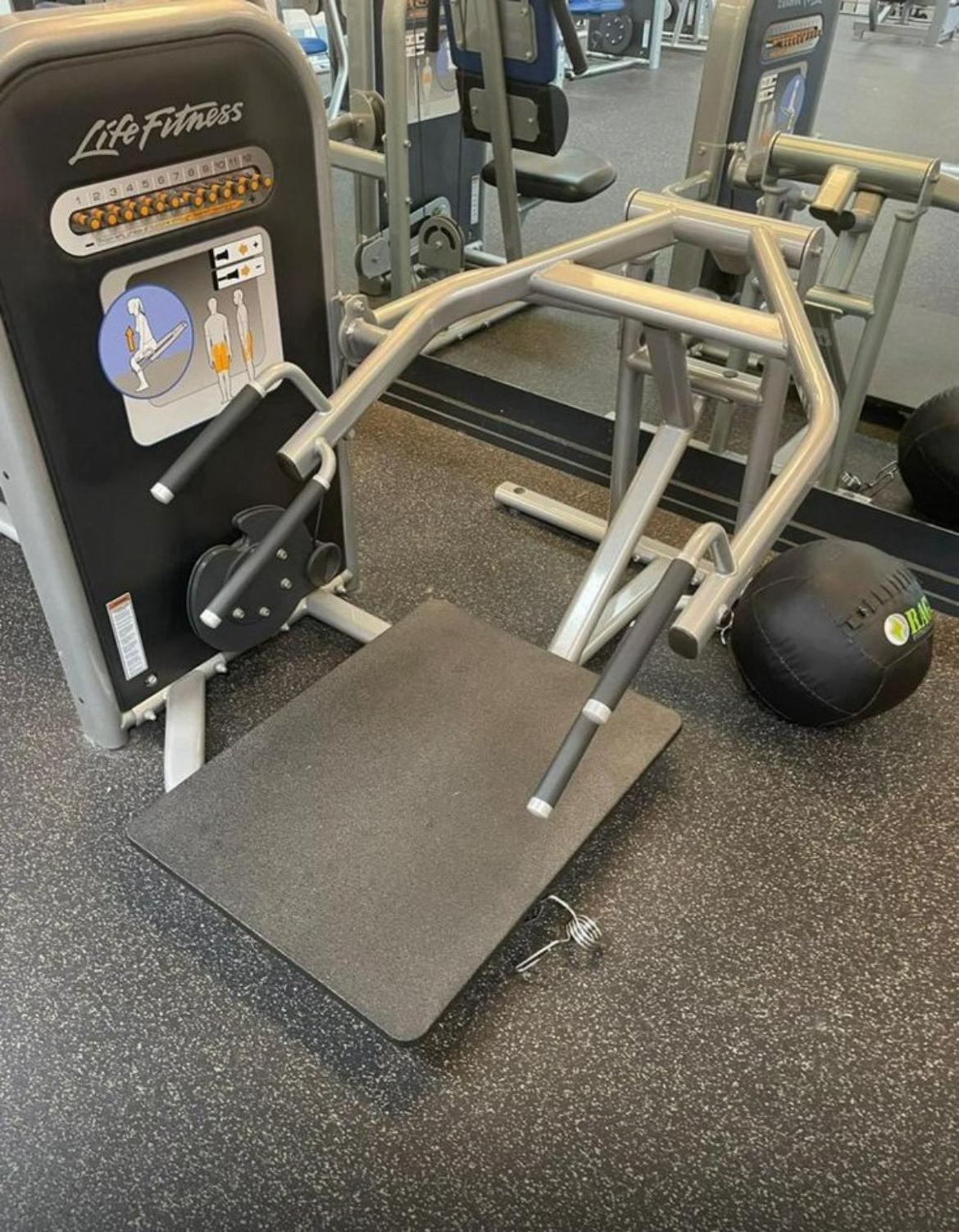 PACKAGE 2 – LIFE FITNESS CIRCLE GYM SET